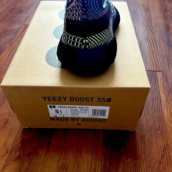 Yeezy Boost 350 V2 - Picture 2 of 5